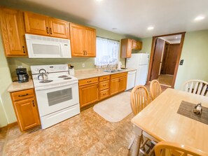 Fridge, microwave, oven, stovetop - Cozy Bear Cabin (Seeley Lake)