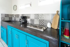 Een koelkast, een magnetron, een kookplaat