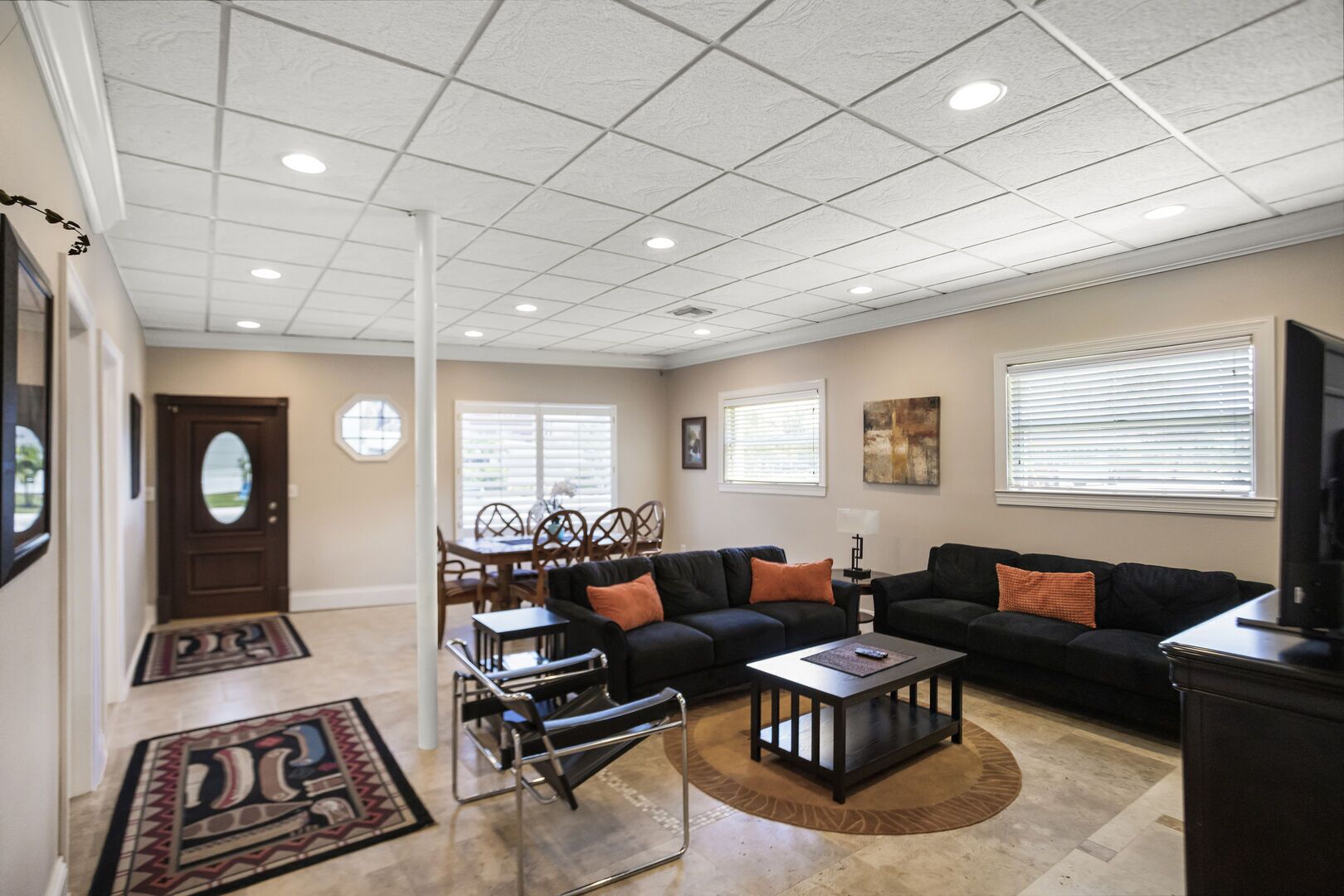 Steps to Beach and Famous Johns Pass,  Madeira Beach. Pet friendly