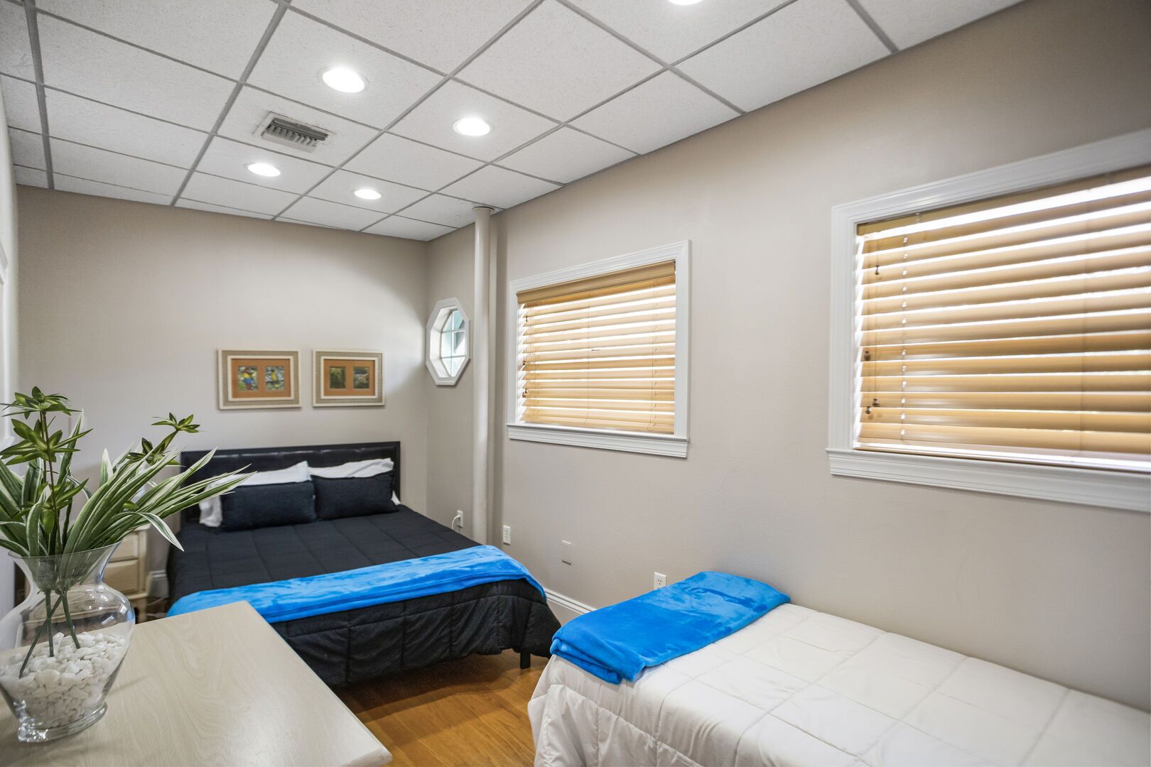 Steps to Beach and Famous Johns Pass,  Madeira Beach. Pet friendly