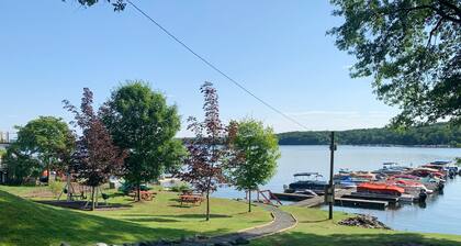 Spinnler Point Lake House short walk to Lake Wallenpaupack with Boat Slip