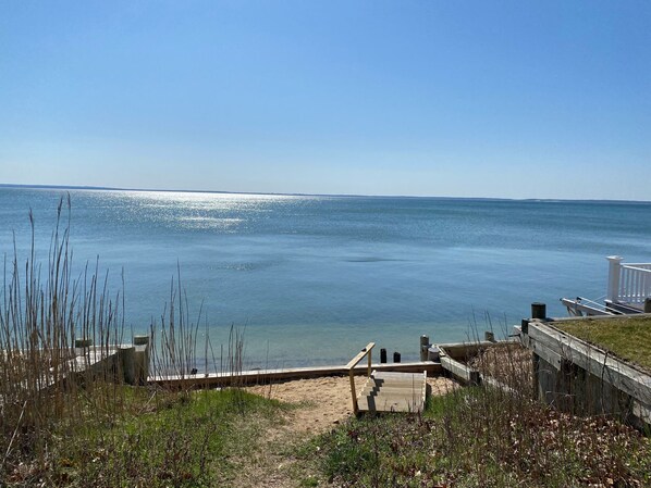 Beach nearby, sun loungers, beach towels