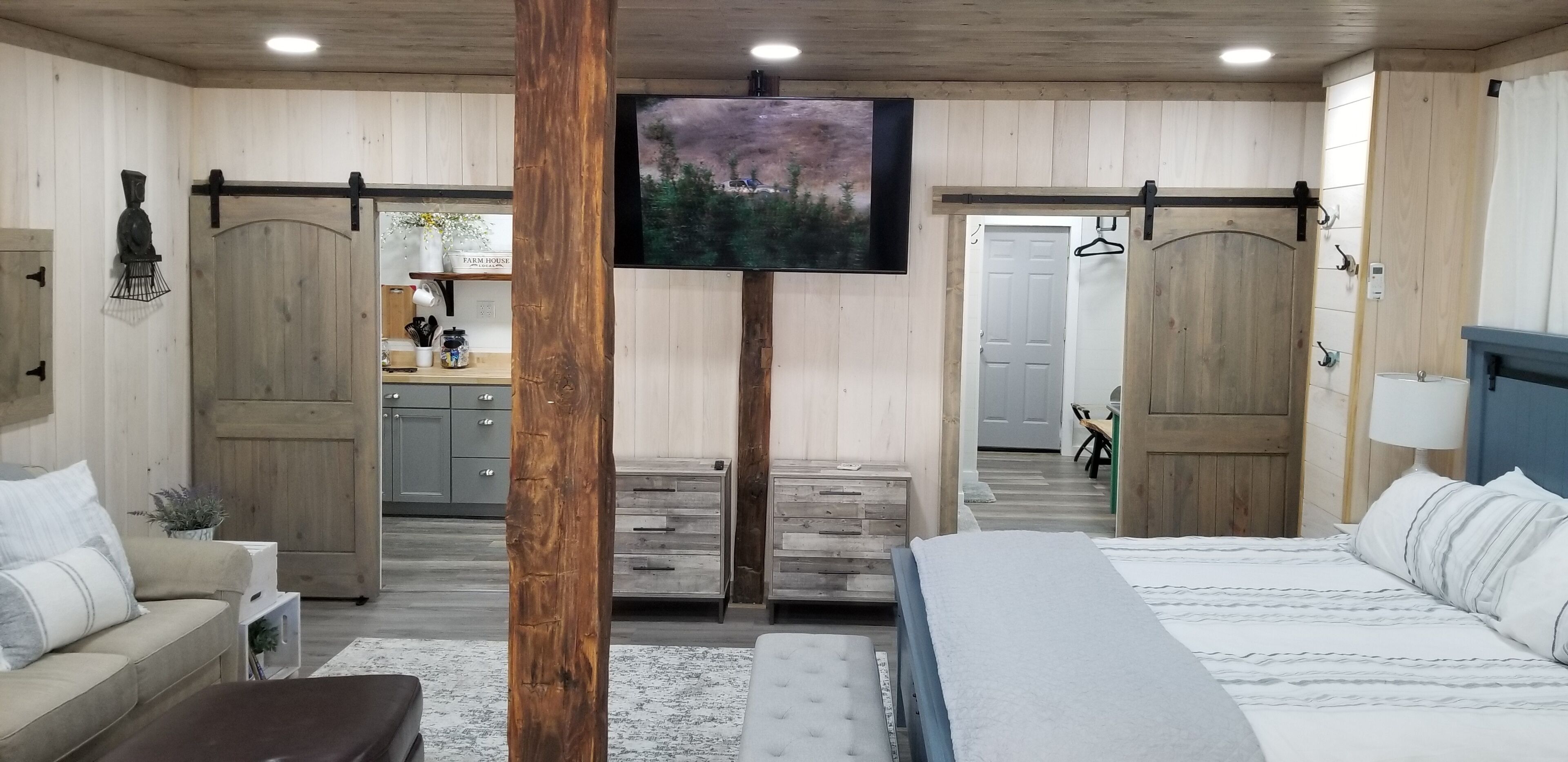 Cozy Suite Directly ON the Virginia Creeper Trail