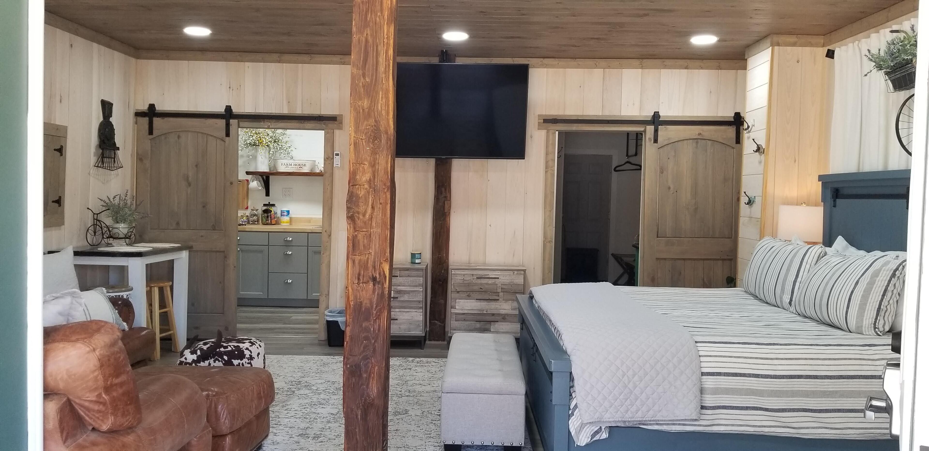 Cozy Suite Directly ON the Virginia Creeper Trail