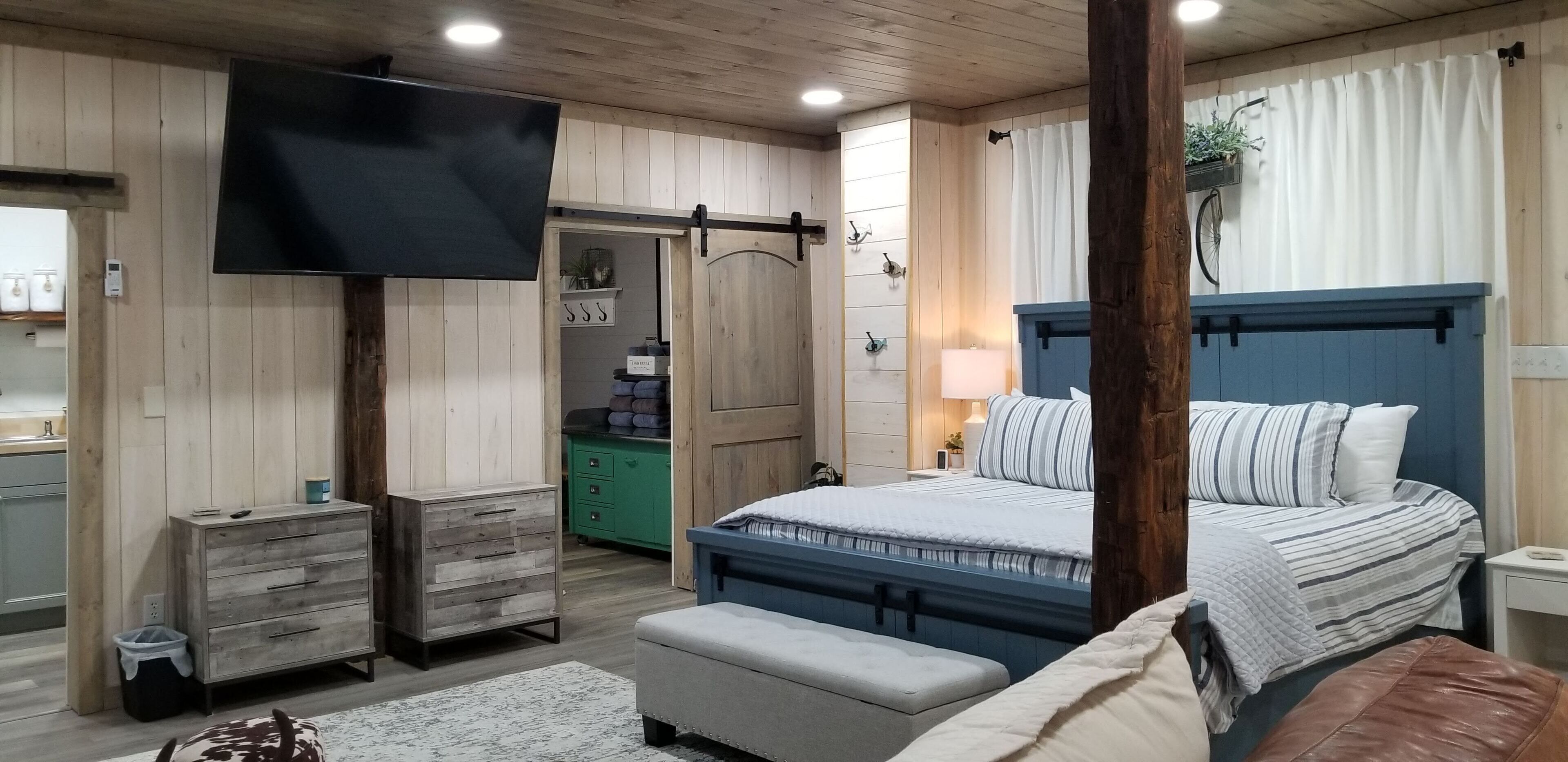 Cozy Suite Directly ON the Virginia Creeper Trail