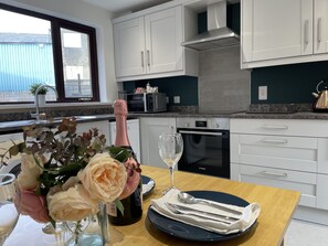 Fridge, microwave, oven, stovetop - Room with Comfortable Double Bed (Belfast)