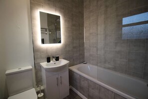 Haartrockner, Handtücher, Seife, Shampoo