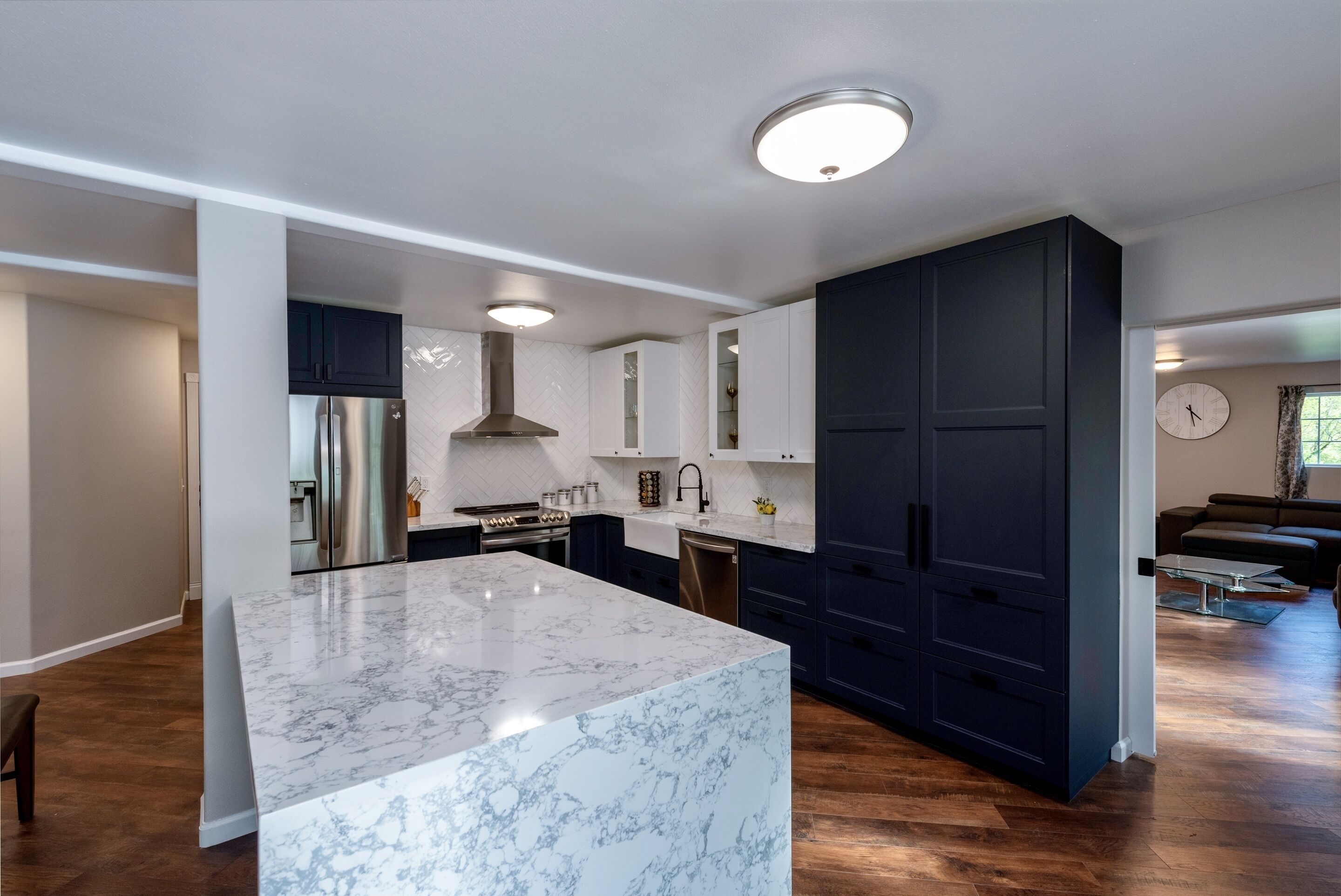 SAFARI VILLA: private villa w deck, RV parking