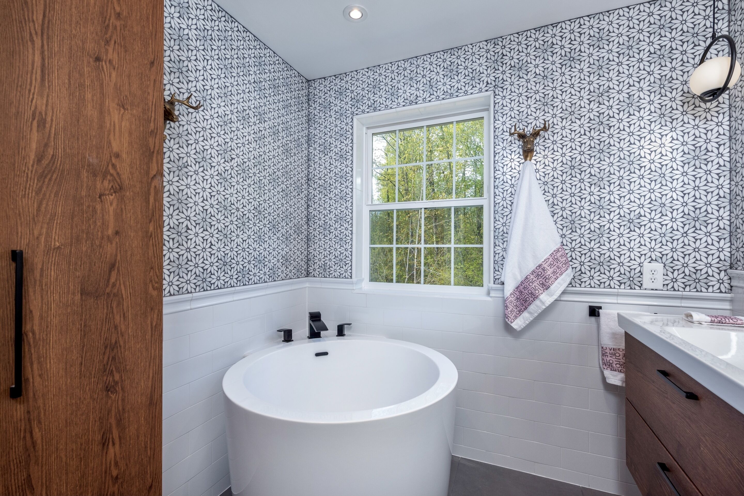 SAFARI VILLA: private villa w deck, RV parking