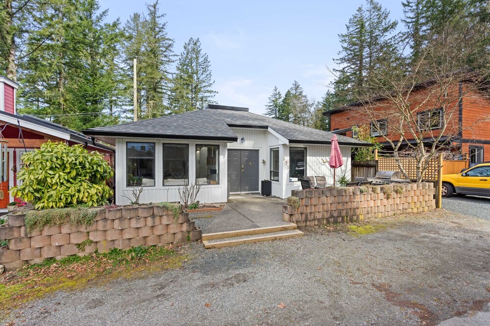 Family vacation home at Cultus Lake - Pet Friendly