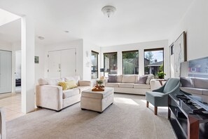 Smart-TV, Kamin, Stereoanlage