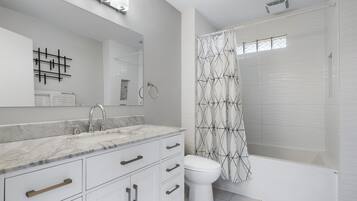 Ensemble douche/baignoire, sèche-cheveux, serviettes fournies, savon