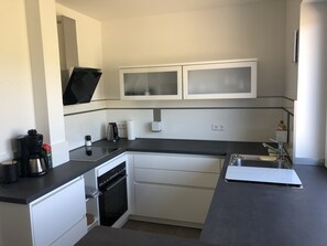 Fridge, microwave, stovetop, dishwasher