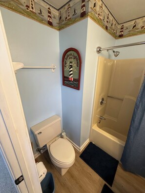 وحدات دش مع أحواض استحمام، مجففات شعر، مناشف، صابون