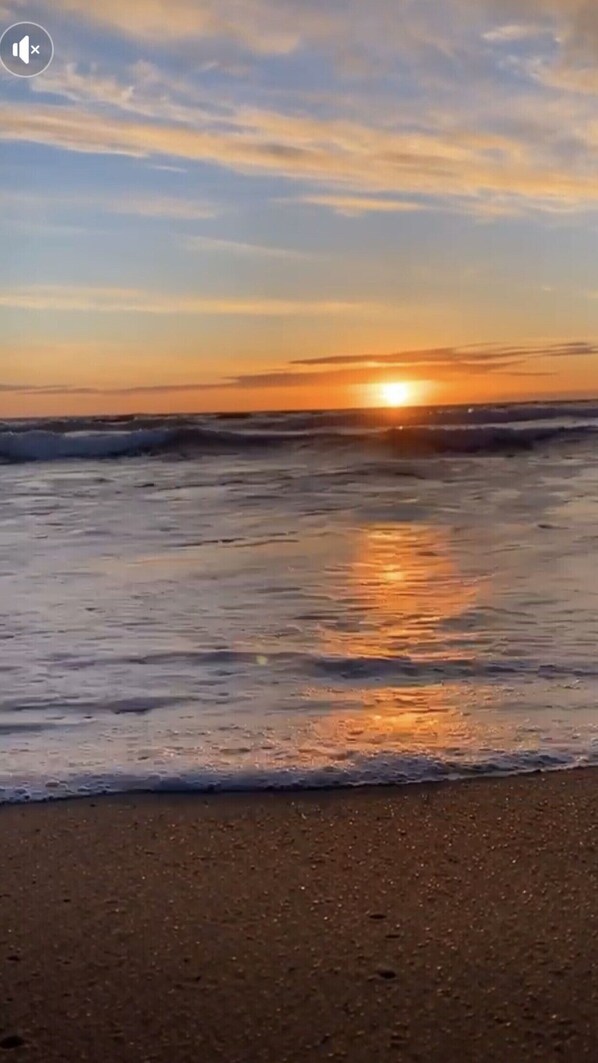 Perto da praia, espreguiçadeiras