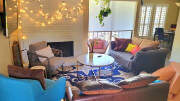 Téléviseur connecté, foyer, livres