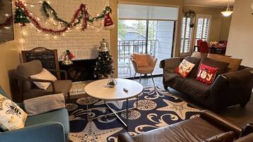 Téléviseur connecté, foyer, livres