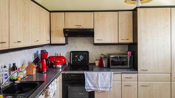 Fridge, stovetop, dishwasher, coffee/tea maker