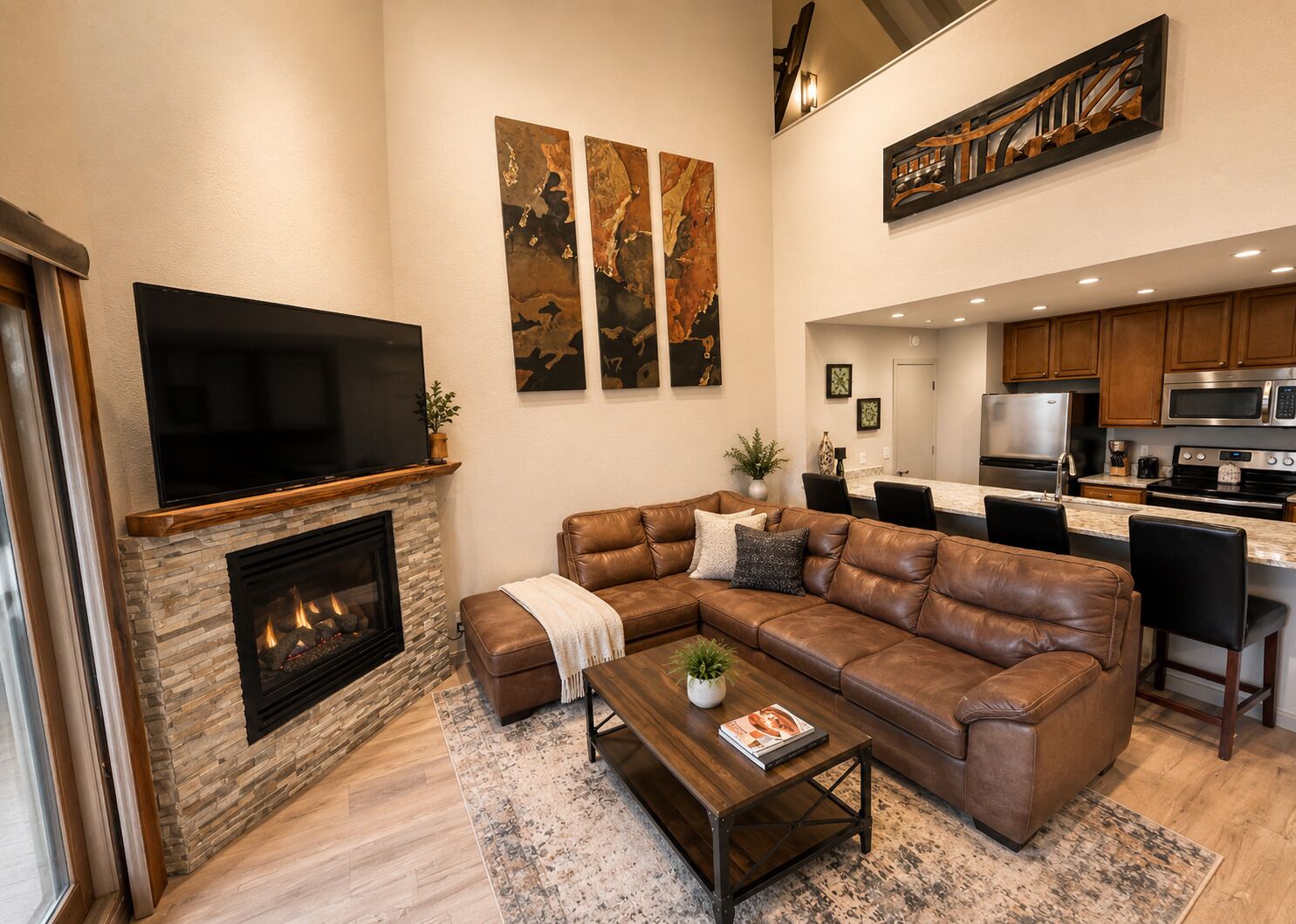 Smart TV, chimenea y libros 