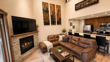 Smart TV, chimenea y libros