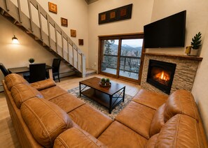 Smart TV, chimenea y libros 