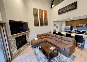 Smart TV, chimenea y libros 
