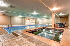 Innendørsbasseng og et oppvarmet basseng