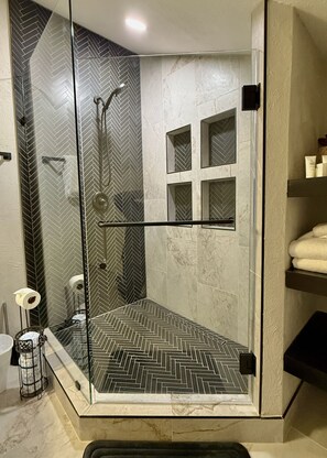 Dusche, umweltfreundliche Kosmetikartikel, Handtücher, Seife