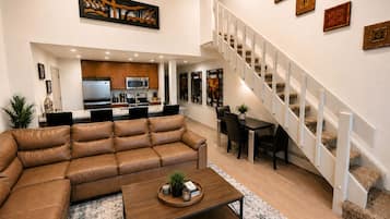 Smart TV, chimenea y libros