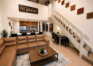 Smart TV, chimenea y libros