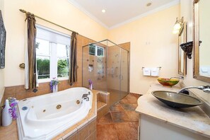 Bathtub, bidet - Spectacular Views! Gorgeous Home In Hilo With Pool (Hilo)