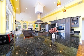 Fridge, microwave, oven, stovetop - Spectacular Views! Gorgeous Home In Hilo With Pool (Hilo)