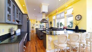 Microondas, horno, parrilla de estufa y lavavajillas