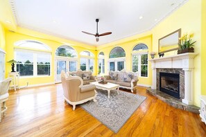 Interior - Spectacular Views! Gorgeous Home In Hilo With Pool (Hilo)