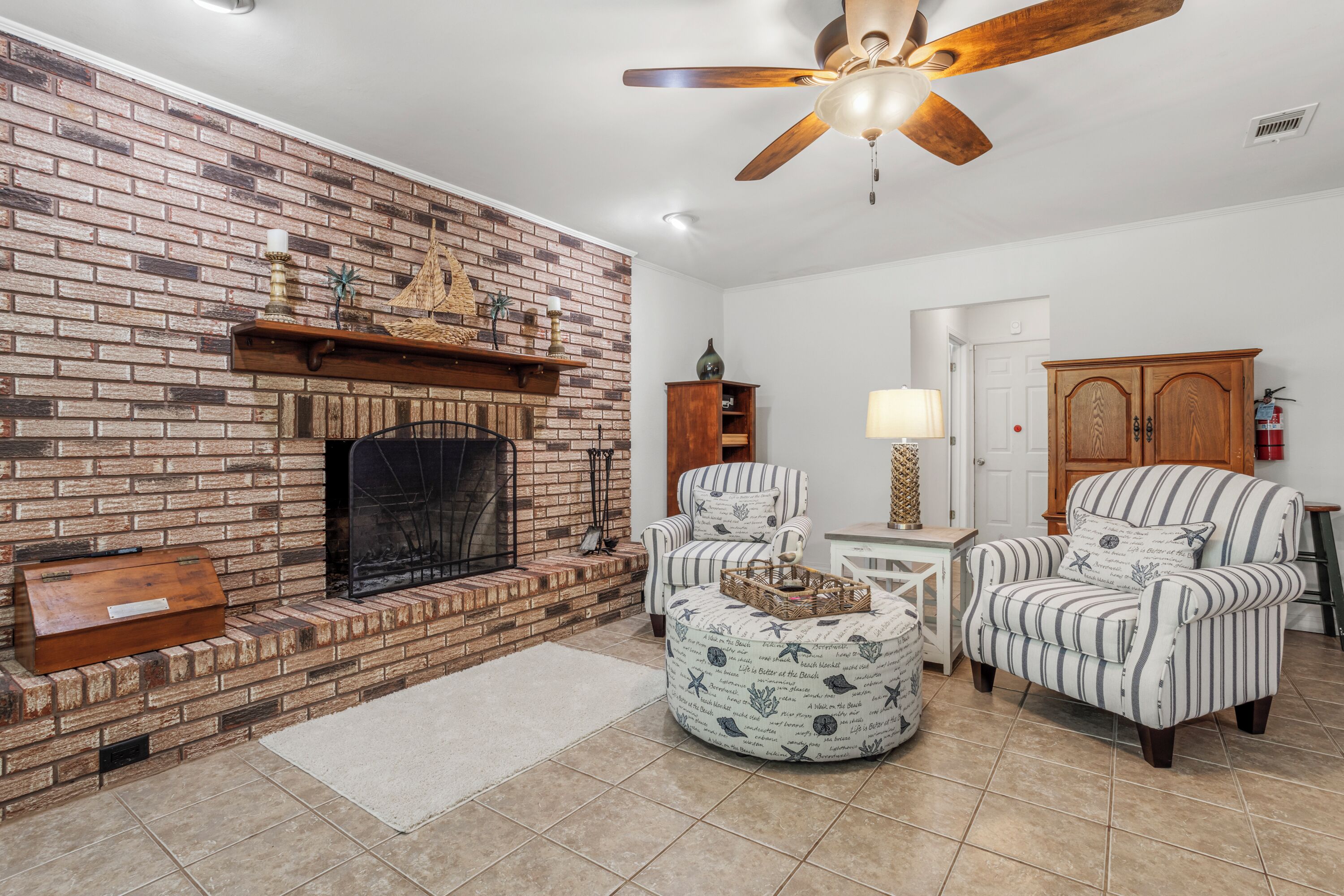 GULF VIEW PLACE - 3 1/2 MINUTE WALK TO EAST BEACH! 1.7 MILES TO CENTER OF TOWN!