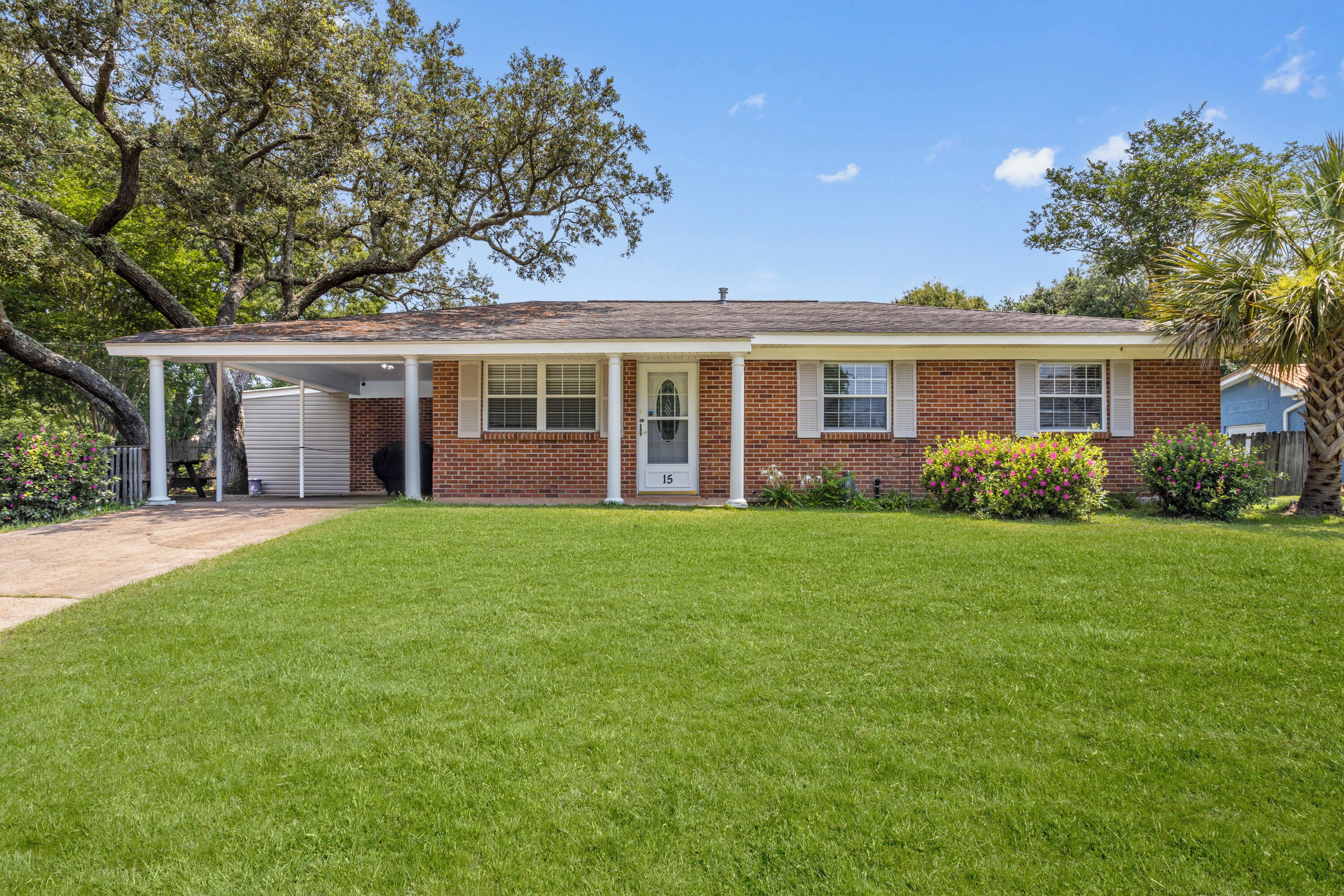 GULF VIEW PLACE - 3 1/2 MINUTE WALK TO EAST BEACH! 1.7 MILES TO CENTER OF TOWN!