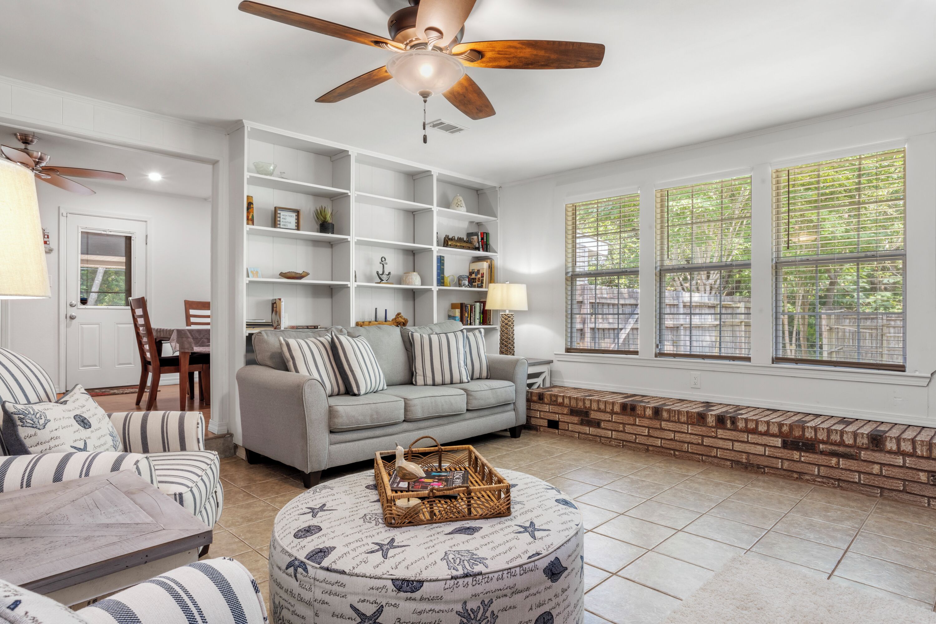 GULF VIEW PLACE - 3 1/2 MINUTE WALK TO EAST BEACH! 1.7 MILES TO CENTER OF TOWN!