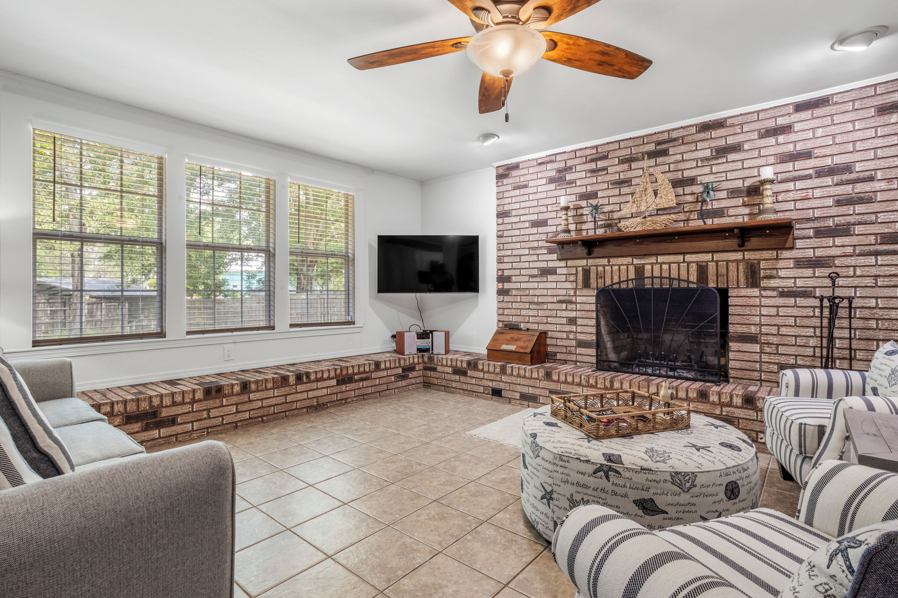 GULF VIEW PLACE - 3 1/2 MINUTE WALK TO EAST BEACH! 1.7 MILES TO CENTER OF TOWN!