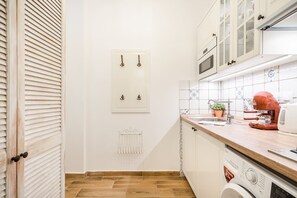 Kühlschrank, Mikrowelle, Wasserkocher mit Kaffee-/Teezubehör