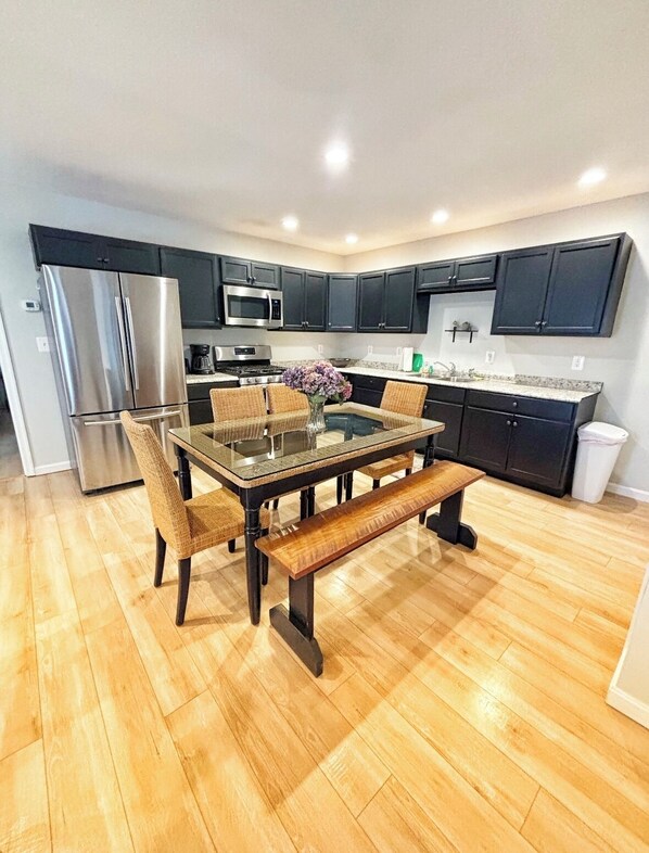 Geladeira, micro-ondas, fogão, cooktop