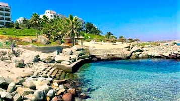 Plage, chaises longues