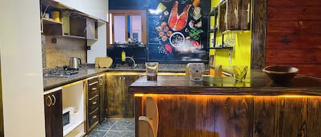 Geladeira, micro-ondas, fogão, cooktop