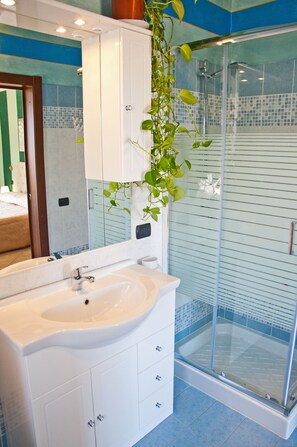 Een bad, een bubbelbad, een haardroger, een bidet