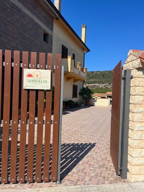 Ein verschlossener Eingang zu einem Gebäude, mit einem Schild, auf dem 'Casa Vacanze Sandalia' steht.