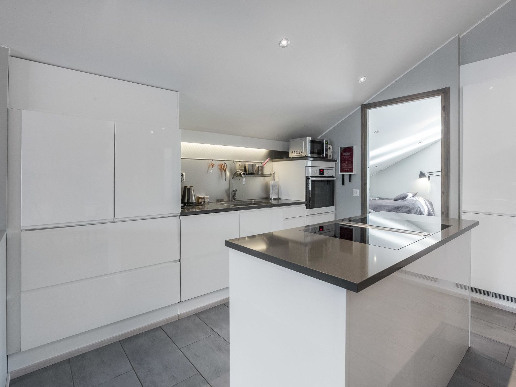 Køleskab, mikrobølgeovn, opvaskemaskine, køkkentøj/tallerkener/redskaber