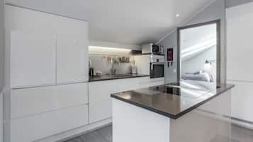 Køleskab, mikrobølgeovn, opvaskemaskine, køkkentøj/tallerkener/redskaber