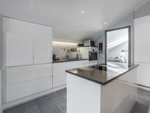 ثلاجة، ميكروويف، غسالة أطباق، مستلزمات طهي/أطباق/أوعية