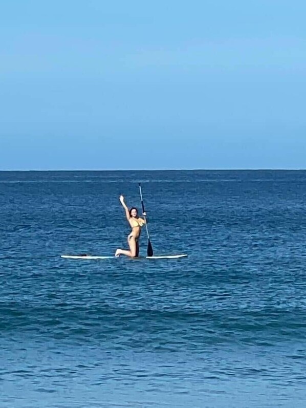 Uma pessoa num prancha de remo no oceano.
