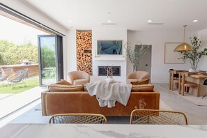 Televisión y chimenea 