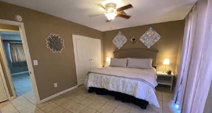 Great 3 Bedroom House! 1/4 mile to Rotary Park, Boat Ramp, Beaches, etc..